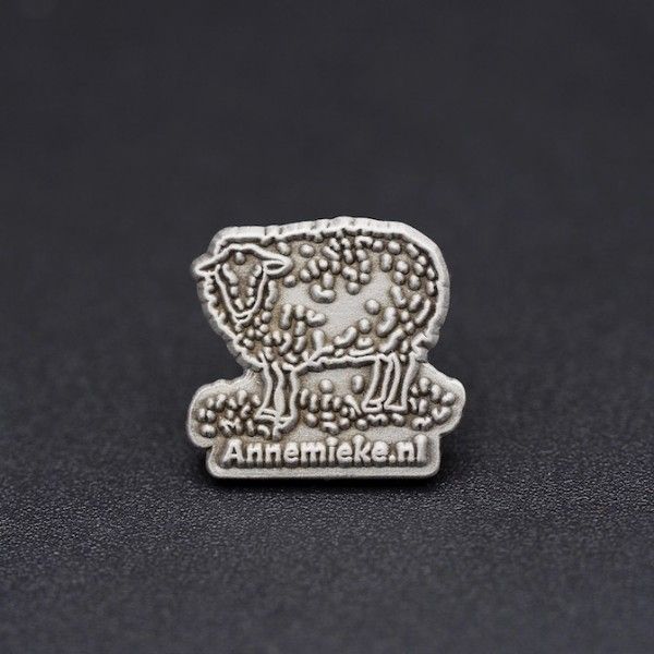 IJzeren pins met 2D-reliëf schaap