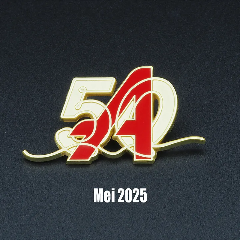 Pins in outline vorm - Logo speldje met gouden 50 en Rode A