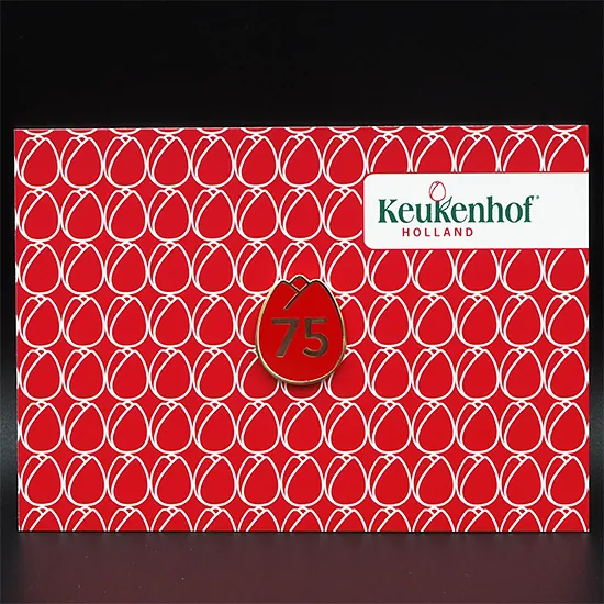 Keukenhof Tulp 75 Jaar Jubileum Pins op A-7 gift card met rode achtergrond en witte tulpen