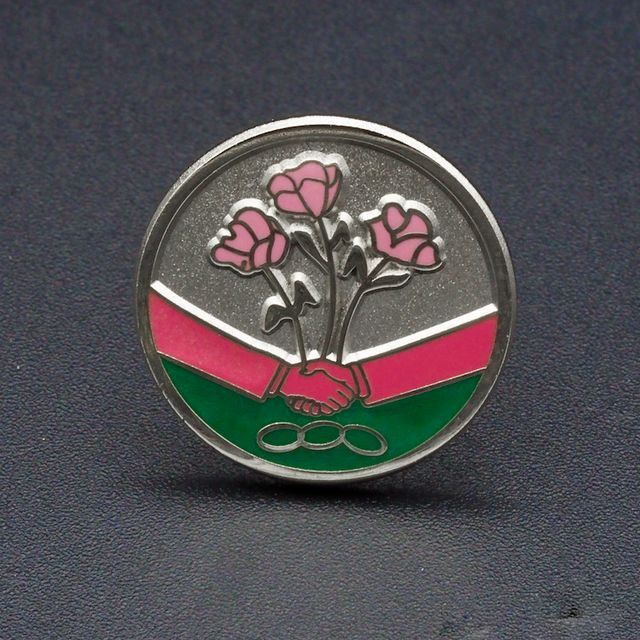 Rebecca Odd Fellows Pins, 2-D Reliëf Bloemen met handen en schakels