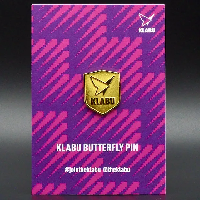 KLABU Foundation Logo Pins op een Paarse gift card