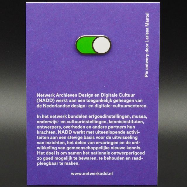 Groene Toggle Pins op paarse gift card - het Nieuwe Instituut Rotterdam