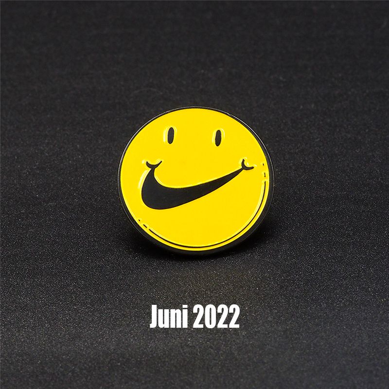 Gele Nike Smiley Pins
