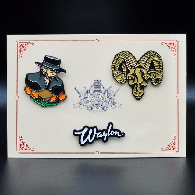 Waylon Pins set op gift card - Logo - Handtekening en buste van Waylon als Speld