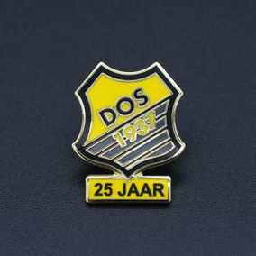 DOS 1937 Pins, Logo met schild 25 Jaar