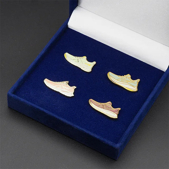 Pins in Velours gift box maatwerk meerdere Spelden