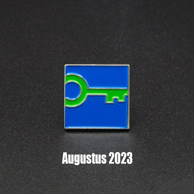 Pins van de Maand augustus 2023 - Green Key Pins, Green Key Logo, groene sleutel op blauwe vierkante achtergrond