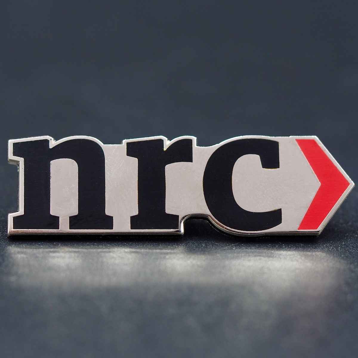 NRC-courant-warm-geëmailleerde-pins-outline-Pin's Passion