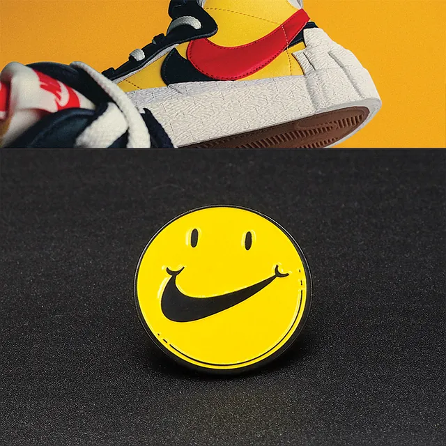 Nike Smiley Pins, Smiley met Nike Swoosh als mond