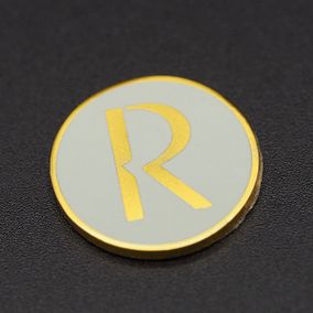 merknaam Pins plates met 3m sticker voor meubelmerk revised