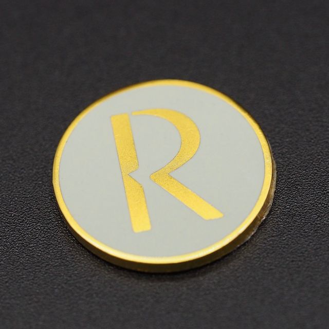 merknaam Pins plates met 3m sticker voor meubelmerk revised