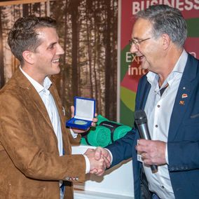 groenevakbeurs-uitreiking-coins-award-rond-Pin's Passion 