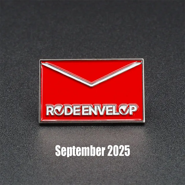 Rode envelop Pins - logo speldje, rode envelop met tekst