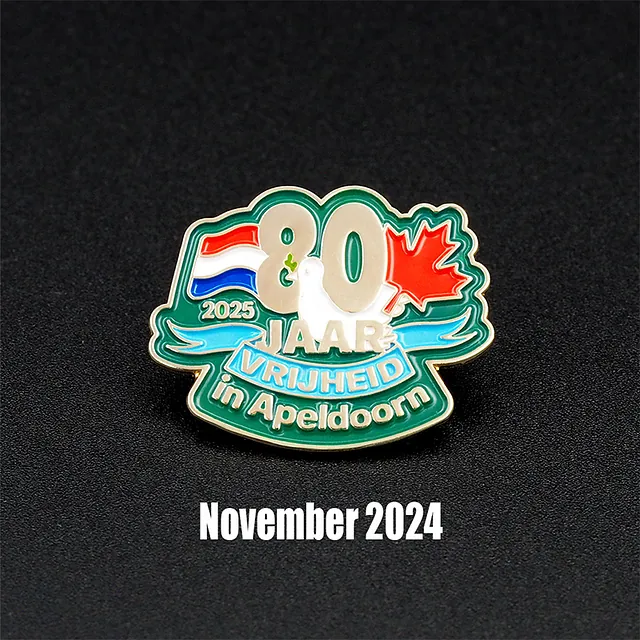 Gemeente Apeldoorn 80 jaar vrijheid Pins - Logo met NL en Canada Vlaggen Speld in goud verguldsel