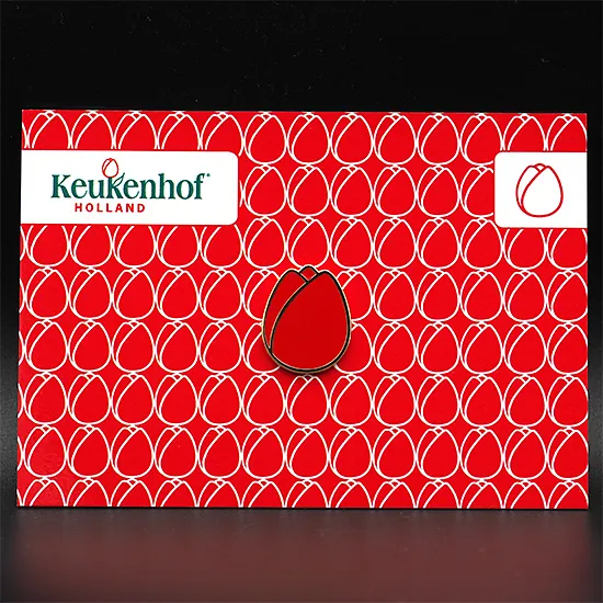 Keukenhof Tulp Pins op A-7 gift card met rode achtergrond en witte tulpen