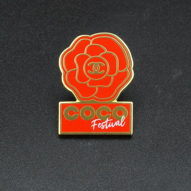 CoCo Chanel Pins logo, Roos met Chanel Logo