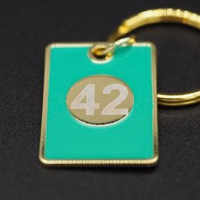 Maatwerk sleutelhangers huisnummer 42