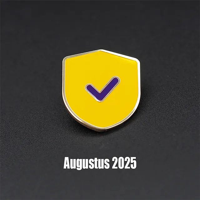 Pins logo denk vooruit ministerie van justitie en veiligheid, geel schil met paarse check, Logo Speld
