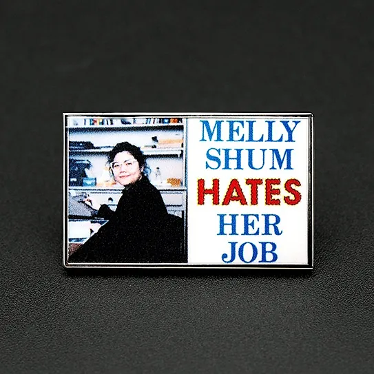 Melly Shum Hates Her Job Pins van Kunstwerk