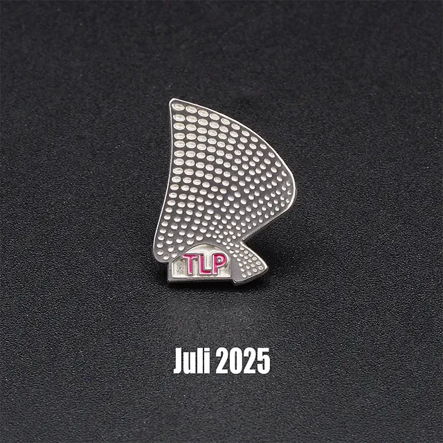 TSS TLP Pins - Logo Speldje met tekst TLP in magenta