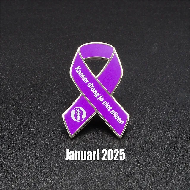 WKOF Purple Ribbon Pins met tekst - kanker draag je niet alleen Speld