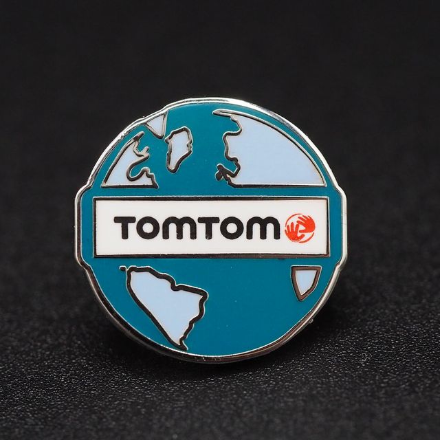 TomTom earth Pins met Pad-print