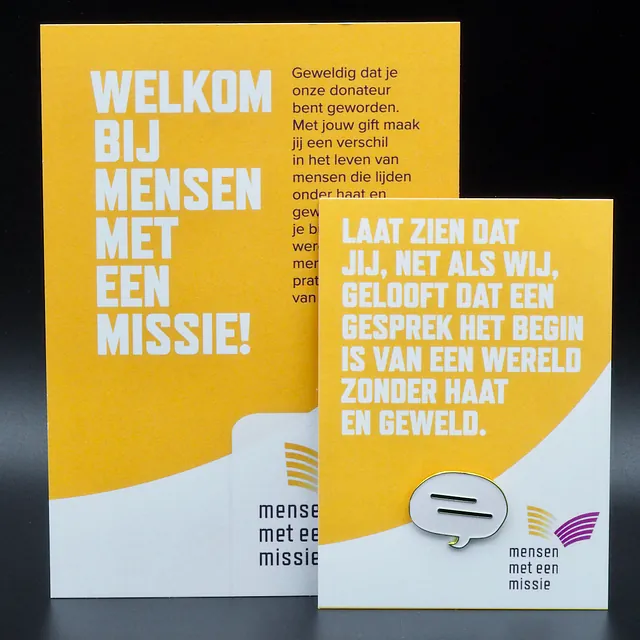 Mensen met een Missie Pins op gift card met flyer - Logo Speldje